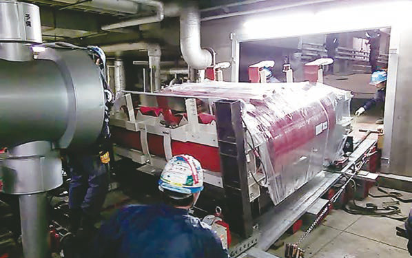 横に倒して搬入できるように設計した変圧器（容量2500kVA）